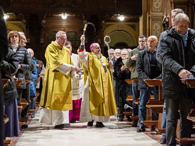Tempo di Pasqua e Rito dellAspersione: una scelta di fede, non di originalit