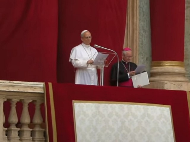Festa in Piazza San Pietro: il Regina Coeli di Papa Leone XIV e labbraccio ai giovani