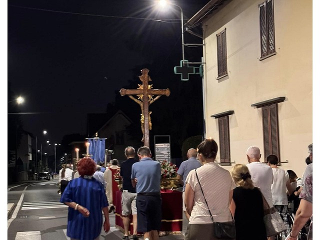 La processione del Santo Crocifisso: un popolo in cammino dietro la Croce