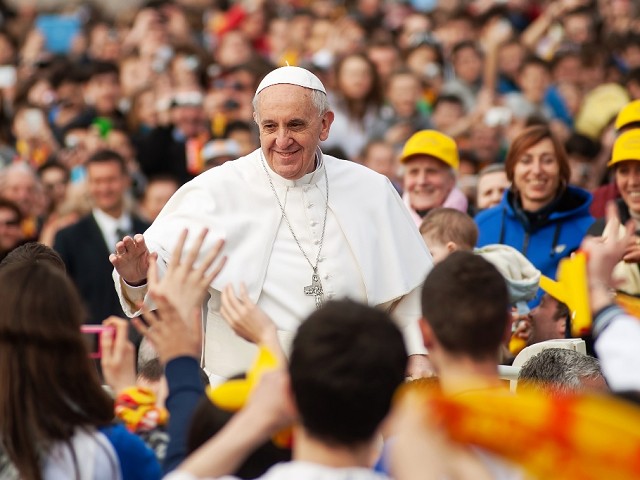 Papa Francesco: «Vergogniamoci per la lotta tra ricchi e poveri»
